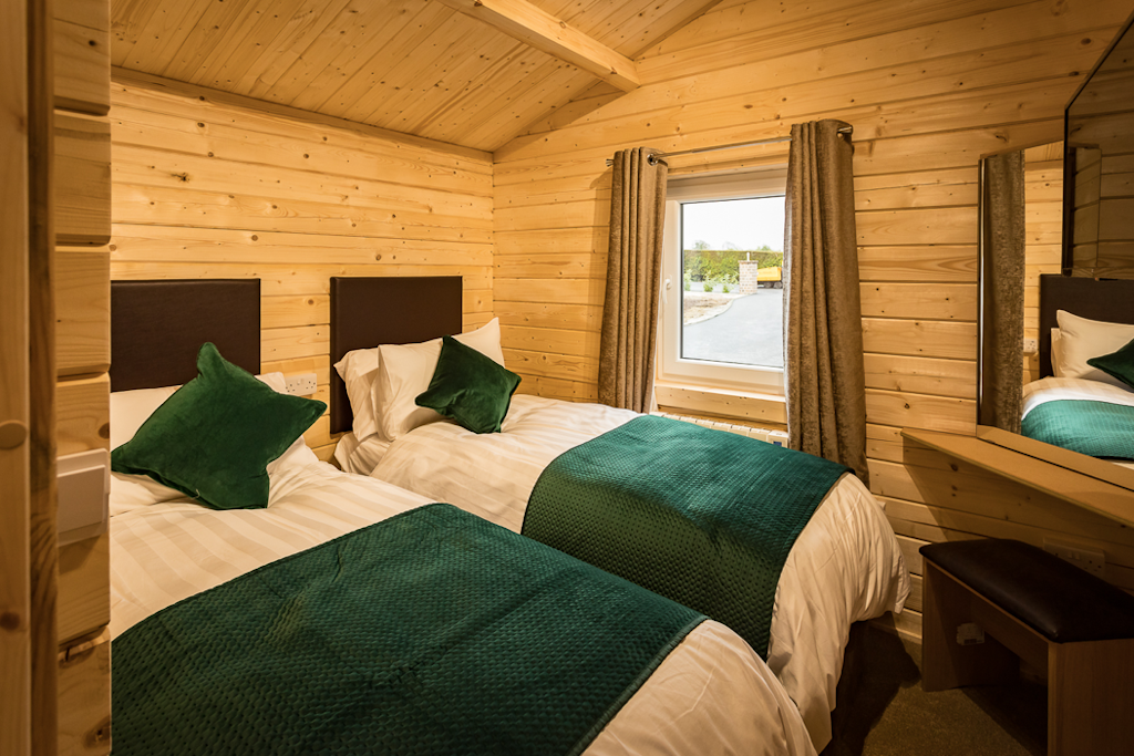 Log Cabin x 2 Beds